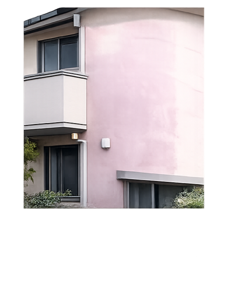 色あせしたピンク色の外壁
